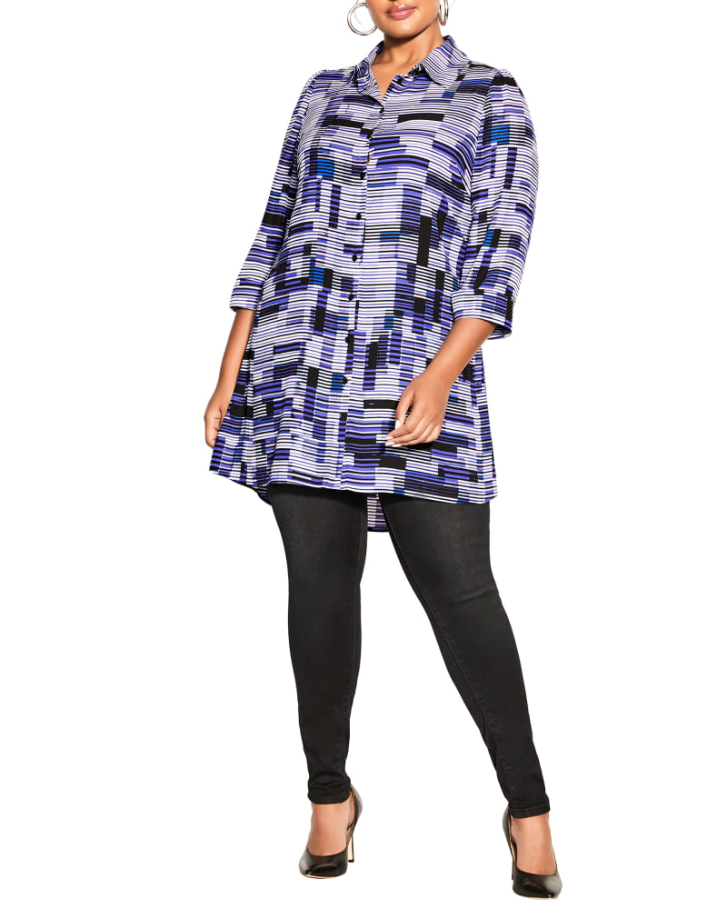 Front of a model wearing a size XS Dynamic Printed Tunic in Hypnotize Print by City Chic. | dia_product_style_image_id:228554